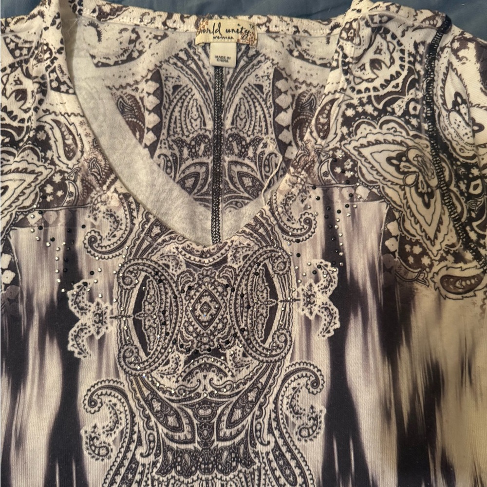World Unity Tunic - Picture 2 of 4